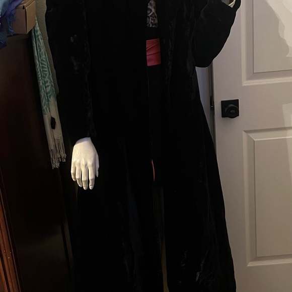 Stunning Black Velvet Opera Coat with Clamshell Collar Trimmed in Ermine Fur. - Picture 6 of 8